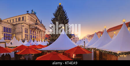 Ausgeleuchtet Weihnachtsmarkt Gandarmenmarkt in Berlin am frühen Abend Stockfoto