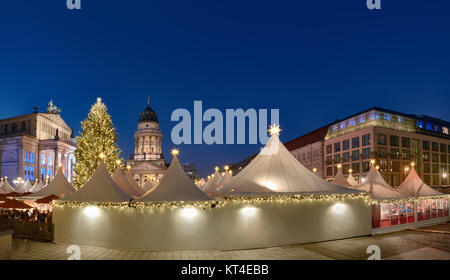 Ausgeleuchtet Weihnachtsmarkt Gandarmenmarkt in Berlin, Deutschland, in der Nacht. Panoramablick auf das Bild. Stockfoto