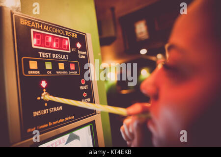 Alkohol Tester an eine Wand Stockfoto