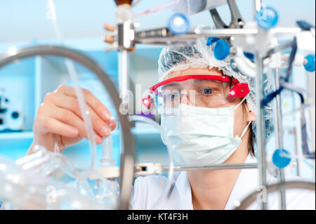 Ältere weibliche Tech in Schutzkleidung arbeiten im chemischen Labor Stockfoto