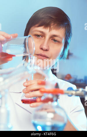 Porträt einer Wissenschaftlerin im weißen Mantel in einem chemischen Labor Stockfoto