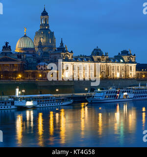 Dresden bei Nacht, mit historischen Fahrgastschiffe, Brühl's Terrace und Frauenkirchem im Fluss spiegeln Stockfoto