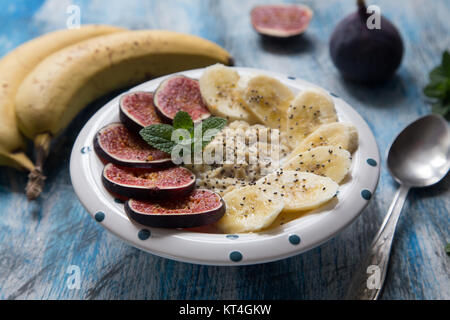 Gesundes Frühstück: Müsli mit frischen Feigen, Bananen, Kokosmilch und Chia Samen Stockfoto