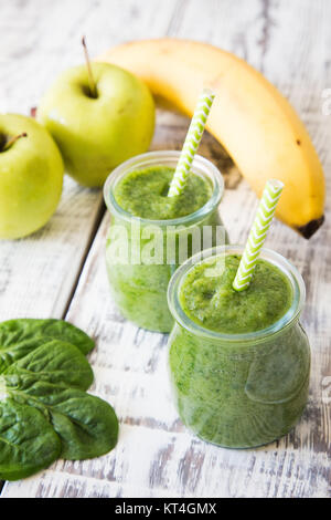 Grüne Smoothie mit Apfel, Banane und Spinat auf einen hellen Hintergrund Stockfoto