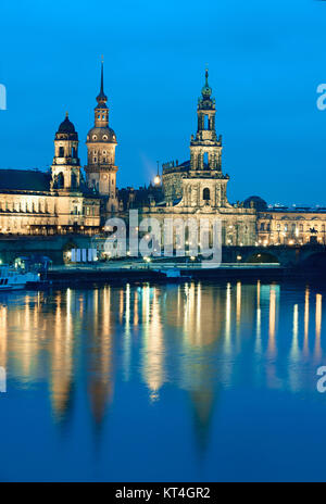 Dresden, Hofkirche und Schloss Türme spiegeln sich in der Elbe am Abend. Stockfoto