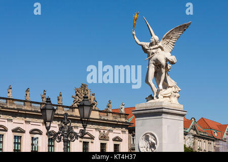 Marmor Skulpturen über die Entsendung vor dem Zeughaus in Berlin Stockfoto