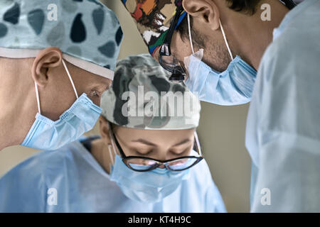 Ärzte im Operationssaal Stockfoto