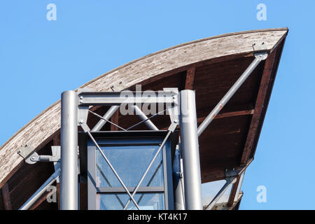 Detail eines modernen Holz- Architektur in Brettschichtholz auf blauen Himmel Stockfoto