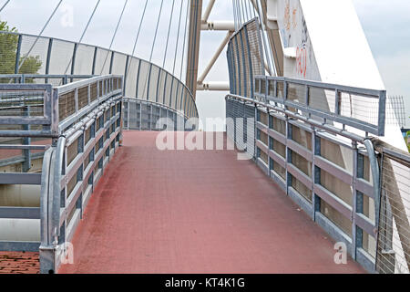 Fußgänger-Übergang über die Autobahn in die moderne Brücke Stockfoto