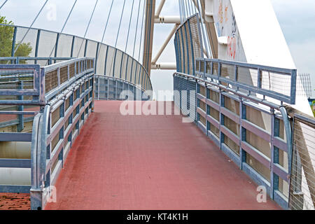 Fußgänger-Übergang über die Autobahn in die moderne Brücke Stockfoto