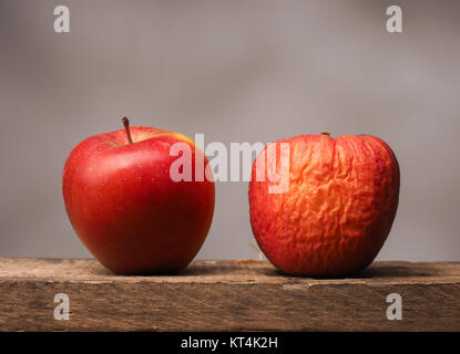 Zwei rote Äpfel auf dem Tisch Stockfoto