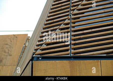 Detail eines modernen Holz- Architektur in Brettschichtholz auf blauen Himmel Stockfoto