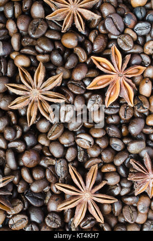 Kaffeebohnen und Sternanis closeup Stockfoto