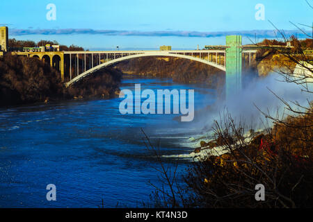 Regenbogen-Brücke zwischen Kanada und den USA über den Niagara River in Niagara Falls. Ontario Stockfoto