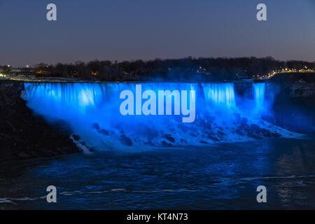 Kanada, Ontario, Niagara Falls, American Falls, Niagara River in der Dämmerung während der nächtlichen Beleuchtung fällt. Stockfoto