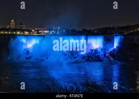 Kanada, Ontario, Niagara Falls, American Falls, Niagara River in der Dämmerung während der nächtlichen Beleuchtung fällt. Stockfoto