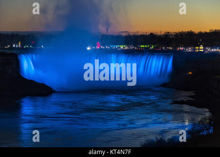 Kanada, Ontario, Niagara Falls, Horseshoe Falls Niagara River entlang der Dämmerung fällt während der nächtlichen Beleuchtung Stockfoto