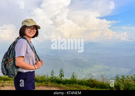 Jugendlich Mädchen Wanderer auf dem Berg Stockfoto