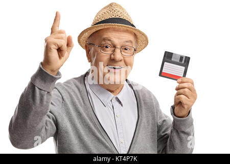 Reifer Mann mit einer Diskette sein Zeigefinger bis auf weißem Hintergrund Stockfoto