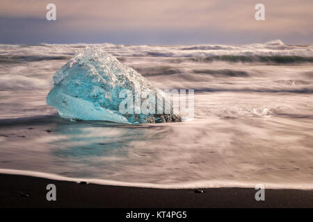 Gletscher Überrest gewaschen oben am Ufer des Island Diamond Beach Stockfoto