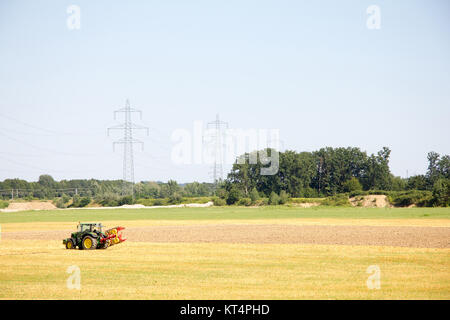 Traktor auf einem Feld im Sommer in der Steiermark Stockfoto