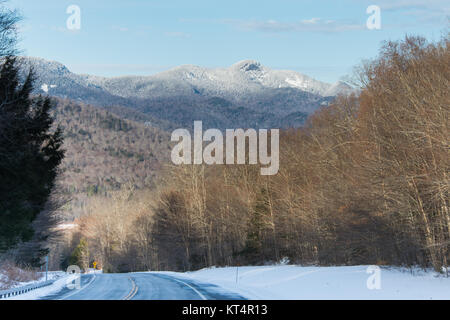 Ein Blick auf die schneebedeckten Berge von New York State Route 30 in den Adirondack Mountains, New York, USA. Stockfoto