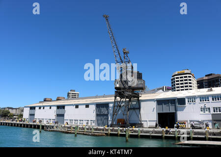 Ebene luffing Kran durch Stothert und Pitt Ltd. (Bath, England) und Lager, Queens Wharf, dem Hafen von Wellington, Wellington, Neuseeland. Stockfoto