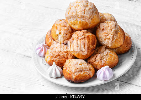 Homemade Backen Windbeutel, Eclairs Dessert auf Platte Stockfoto