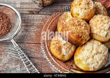 Hausgemachten Profiteroles Eclairs Dessert auf Tablett. Top bzw Stockfoto