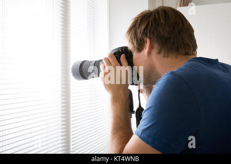 Männliche Holding Kamera Fotografieren Stockfoto