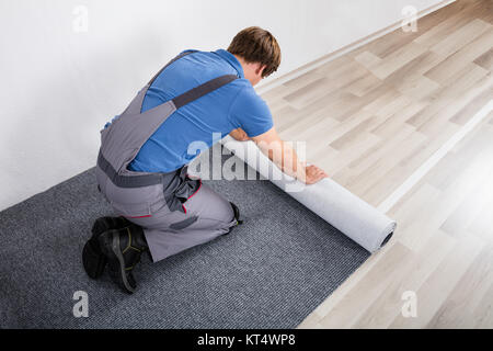 Heimwerker Rolling Teppich auf dem Boden Stockfoto