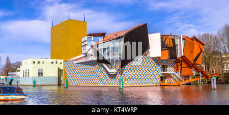 GRONINGEN, Niederlande, 17. MÄRZ 2017: Groningen Museum Ausstellung Gebäude Weitwinkel panorama auf sonniger Frühlingstag in hoher Auflösung Stockfoto