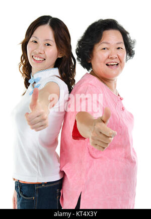 Asiatische ältere Mutter und erwachsene Tochter Daumen hoch Stockfoto