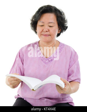 Ältere Erwachsene Frau lesen Buch Stockfoto