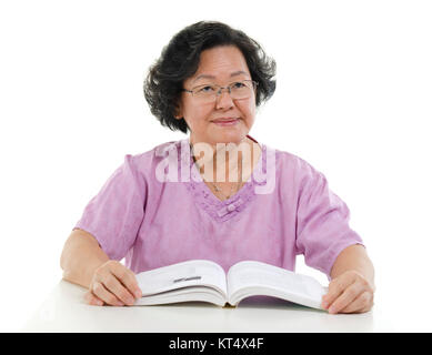 Portrait von älteren Erwachsenen Frau lesen Buch Stockfoto