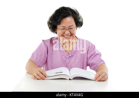 Gerne ältere Erwachsene Frau lesen Buch Stockfoto