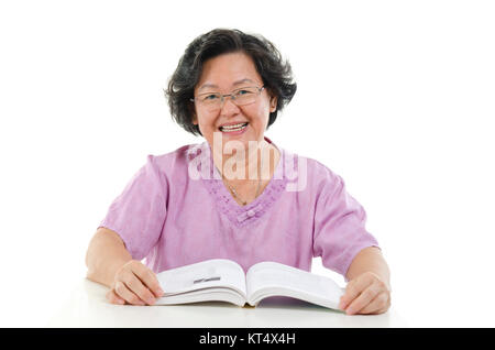 Weisen ältere Erwachsene Frau lesen Buch Stockfoto