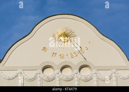 Sonnenuhr an der Hausfassade. Stockfoto