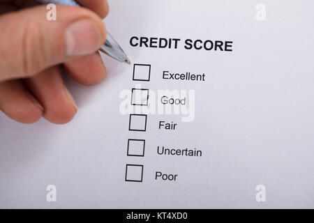 Person Befüllen Credit Score Form Stockfoto