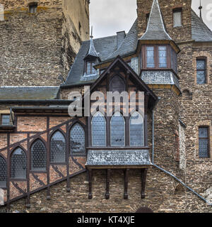 TRIER, Deutschland - 21. FEBRUAR 2017: Detail der mittelalterlichen Kopfsteinpflaster schloss mit Holzarbeiten und Stockfoto