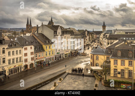 TRIER, Deutschland - 21. FEBRUAR 2017: Blick in Simeonstrasse Mall der mittelalterlichen Stadt Trier Stockfoto