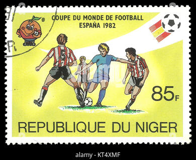 Niger - ca. 1981: Stempel auf Thema Spanien Welt Fußball-Cup 1988, zeigt Fußball-Spieler den Ball trifft Stockfoto