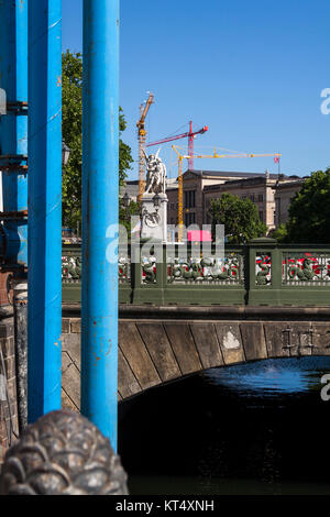 Blick in die Berliner Schlossbrücke mit Baukränen auf der Museumsinsel und Versorgungsleitungen an der Spree Stockfoto