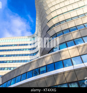 Nahaufnahme von geometrischen architektonischen Details von einem modernen Bürogebäude in den Niederlanden Stockfoto