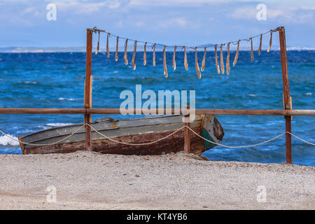 Arme von Tintenfisch Meeresfrüchte trocknen in der Sonne am blauen Ägäischen Meer auf der Insel Lesbos, Griechenland Stockfoto