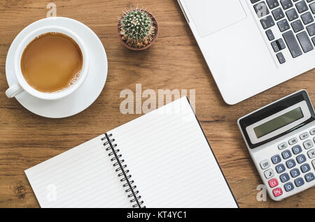 Schreibtisch aus Holz Tisch mit Notebook, Computer, Laptop, Rechner, Kakteen und Tasse Kaffee. Stockfoto