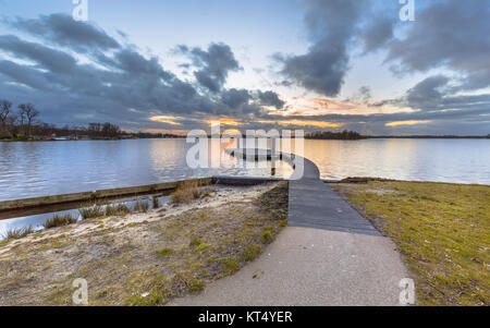 Sonnenuntergang über schwimmenden Badesteg am Ufer des Sees Paterswoldsemeer in den Niederlanden Stockfoto