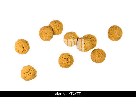 Kleine Menge zerstreut Pepernoten cookies oder Ingwer Muttern von oben als Sinterklaas Dekoration auf weißem Hintergrund für niederländische sinterklaasfeest Holida Stockfoto