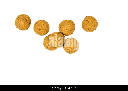 Kleine Haufen verstreut Pepernoten Cookies von oben als Sinterklaas Dekoration auf weißem Hintergrund für niederländische sinterklaasfeest holiday Event auf Deze Stockfoto