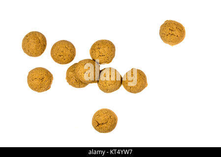 Menge zerstreut Pepernoten Cookies von oben als Sinterklaas Dekoration auf weißem Hintergrund für niederländische sinterklaasfeest Urlaub Veranstaltung im Dezember Stockfoto